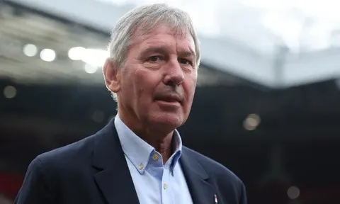 Bryan Robson thúc giục MU "nẫng tay trên" Bruno Guimaraes từ Arsenal