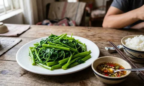 Không phải nước mắm hay hạt nêm: Đây mới là thứ giúp rau muống luộc xanh mướt