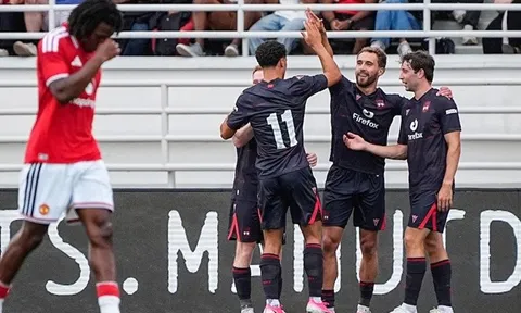 Man United thua sốc Wrexham trong ngày Andrey Santos ra mắt