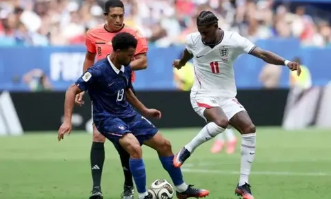 Rashford khiến Zaire-Emery bẽ mặt với cú xỏ háng kỹ thuật