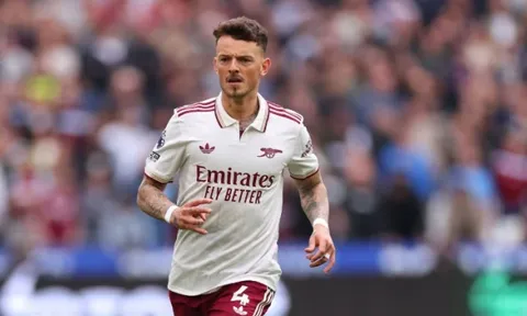 Arsenal giữ chân Ben White sau tin dữ của Saliba