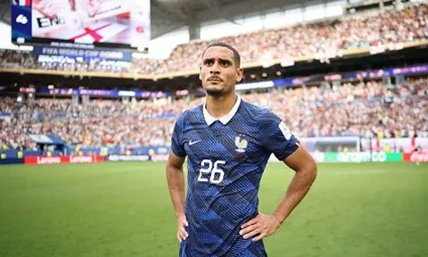 Palace ra giá bán Lacroix cho Chelsea