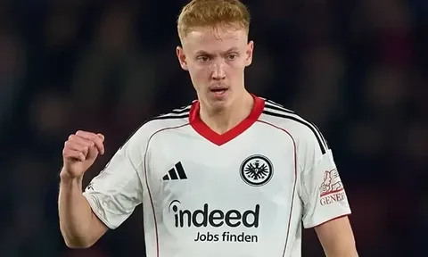 Canh bạc 60 triệu euro của MU vụ Hugo Larsson