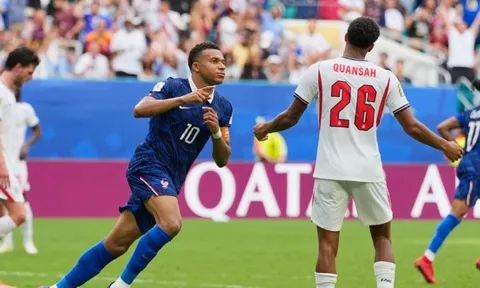 Mbappe bị chỉ trích vì cười đùa với HLV Tuchel
