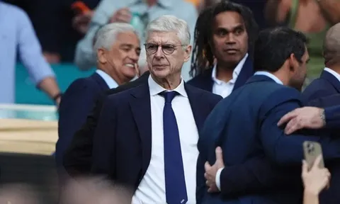 Wenger xác nhận FIFA sẽ đánh giá lại quy định nghỉ uống nước sau World Cup