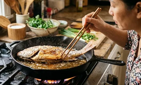 8 mẹo rán cá không văng dầu, không dính chảo: Cá vàng giòn không cần chảo chống dính