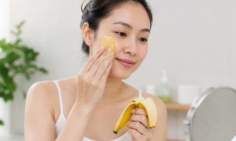 Chà vỏ chuối lên mặt có giúp xóa nhăn như botox? Chuyên gia da liễu đưa ra câu trả lời