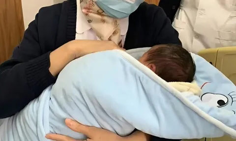 Mẹ siêu âm thấy thai nhi mọc “vật thể lạ” ở mông, xác suất hiếm gặp, tình trạng bé gái hiện tại gây chú ý