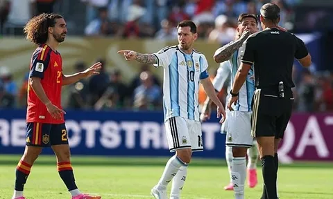 Rooney chê trách Messi vì đòi thẻ đỏ cho Cucurella