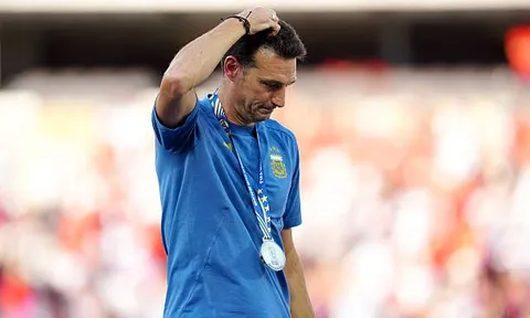 Scaloni bật khóc và đột ngột rời khỏi buổi họp báo