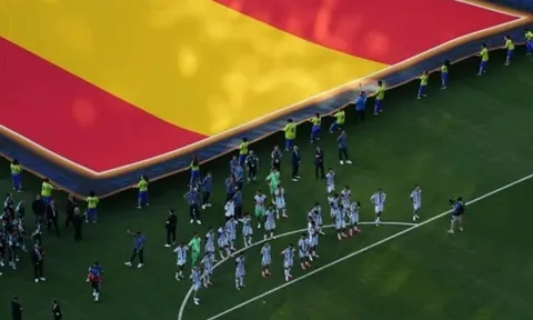 Dàn sao Argentina quay lưng nhìn đối thủ Tây Ban Nha nâng cúp