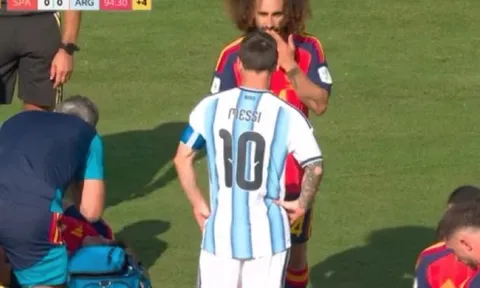 Lý do Cucurella thoát thẻ đỏ khi che miệng trước Messi