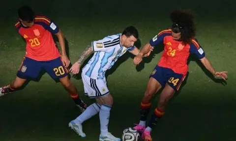 Bẫy pressing của Tây Ban Nha bóp nghẹt Messi thế nào?