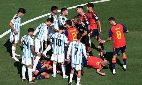 Toàn cảnh màn hỗn loạn giữa Argentina và Tây Ban Nha sau chung kết World Cup