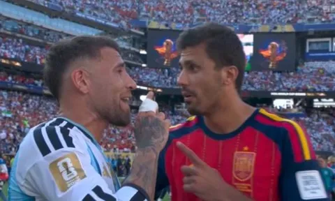 Otamendi tố Rodri khóc lóc với trọng tài