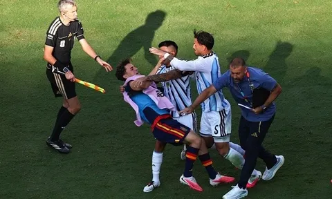 FIFA điều tra hành vi bạo lực của tuyển Argentina