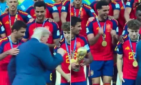 Mikel Merino nhại lại điệu nhảy của Donald Trump trên bục trao giải