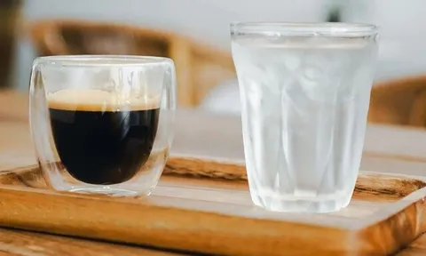 Người uống nước lọc và người uống cà phê hằng ngày, ai sẽ khỏe mạnh, đốt mỡ và chống lão hóa tốt hơn?