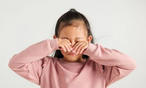 Nhiều trẻ nhiễm chéo loại virus có thể lây từ bể bơi, Bộ Y tế ra khuyến cáo phòng biến chứng về mắt rất dễ gặp phải