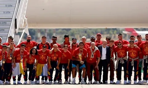 Màn ăn mừng độc lạ của tuyển Tây Ban Nha trên đường về Madrid