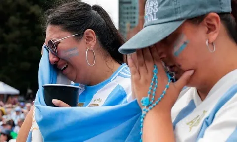 Cơ trưởng Tây Ban Nha gây phẫn nộ vì trò đùa với fan Argentina
