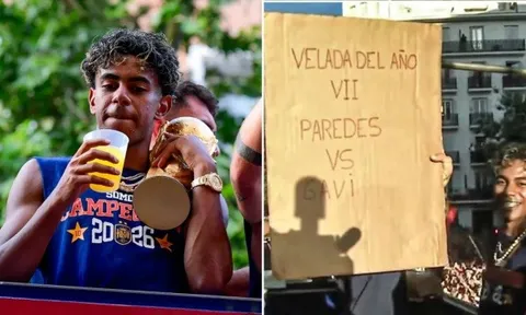 Yamal "cà khịa" Paredes trong lễ ăn mừng vô địch World Cup của Tây Ban Nha