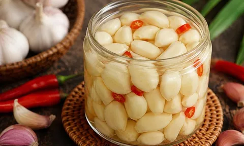 Cách ngâm tỏi trắng giòn, không bị chuyển màu xanh: Bí quyết nằm ở bước nhiều người làm sai