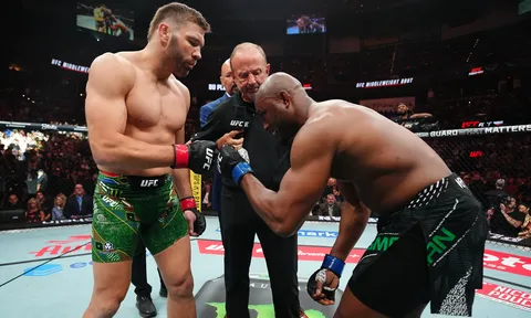Israel Adesanya khen ngợi hết lời Dricus du Plessis sau trận thắng Kamaru Usman: 'Đó là phiên bản hoàn hảo nhất của cậu ấy'