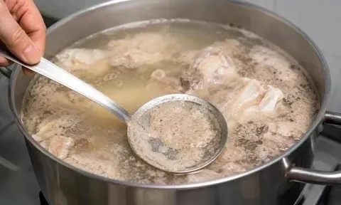 Luộc thịt có nên hớt bỏ váng không?