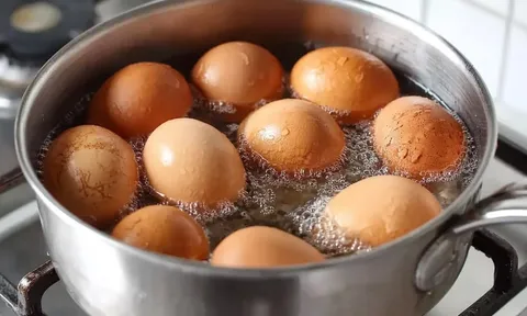Tại sao không nên tráng trứng luộc bằng nước lạnh?