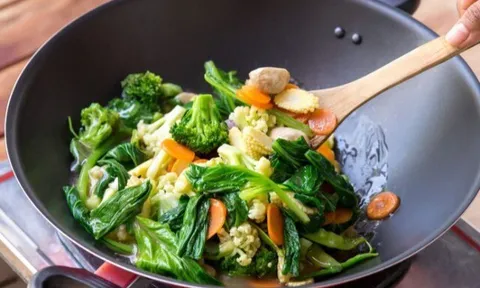 Xào rau cứ cho trực tiếp vào chảo là sai, thêm 2 bước nữa rau luôn xanh giòn, bóng mượt như ngoài hàng