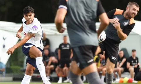 Mateus Fernandes lập siêu phẩm, Tottenham đánh bại MK Dons