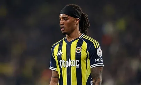 Man Utd dẫn trước Chelsea vụ Archie Brown nhờ vé C1