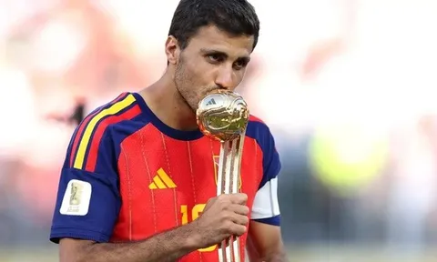 Luis Figo không nghĩ Real Madrid có thể mua Rodri