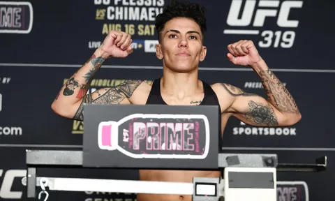 Cựu vô địch UFC Jessica Andrade làm tài xế giao đồ ăn để mưu sinh khi chấn thương: 'Tôi không ngại khó khăn'