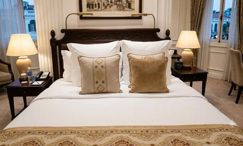 Vì sao giường khách sạn luôn xếp sẵn 4 chiếc gối? Lý do bất ngờ đằng sau mà ít ai biết!