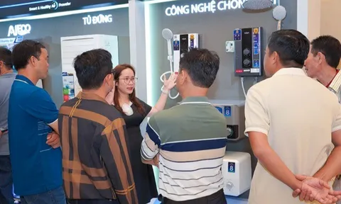 Mẹ bỉm truyền tai nhau bí quyết chọn máy nước nóng an toàn khi con bắt đầu tập tự tắm