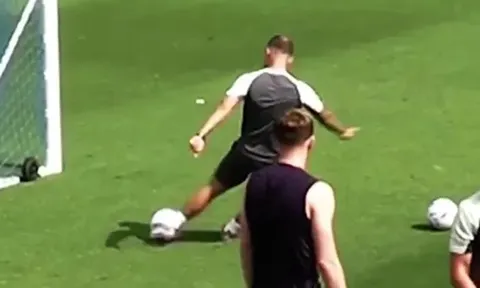 Jack Wilshere làm lu mờ học trò bằng cú sút trúng xà ngang