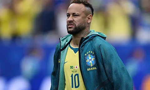 Neymar đáp trả CĐV khi bị chỉ trích đi chơi poker