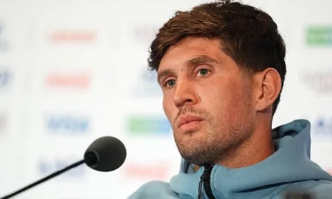 Atletico tranh Stones với Arsenal