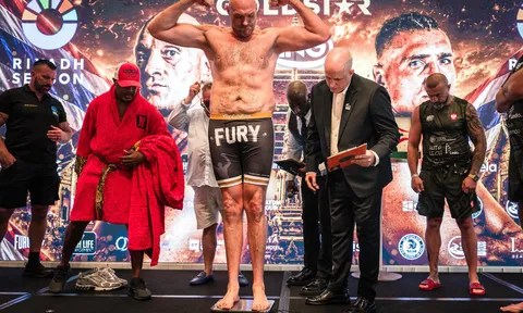 Tyson Fury nhẹ hơn đối thủ 26 pound trong trận đấu khởi động chờ đại chiến Anthony Joshua