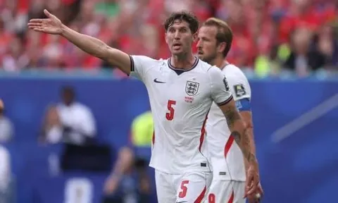 William Gallas khuyên Chelsea chiêu mộ John Stones trước Arsenal