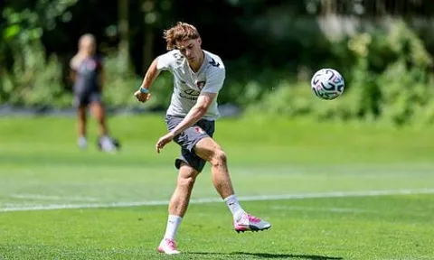 Bị hét giá 70 triệu bảng, MU lập tức từ bỏ Alex Scott