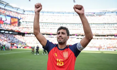 PSG bất ngờ nhảy vào tranh Rodri với Real Madrid