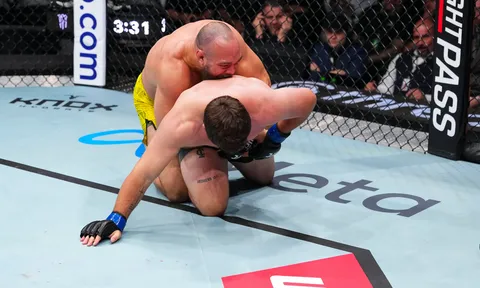 Valter Walker nối dài kỷ lục khóa siết tại UFC Abu Dhabi, gây sốc khi đòi xử đẹp trọng tài Herb Dean