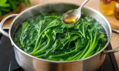 Luộc rau đừng chỉ cho muối, thêm 1 thứ này vào nồi, rau xanh bóng mượt lâu hơn