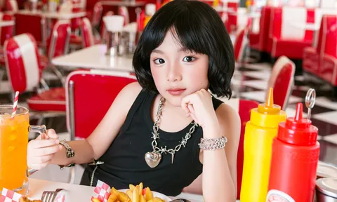 Mẫu nhí được ví như búp bê hé lộ màn tái xuất tại Destination Runway Fashion Week