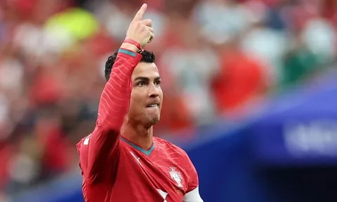Lấn sân điện ảnh, Ronaldo đóng chung phim với Henry