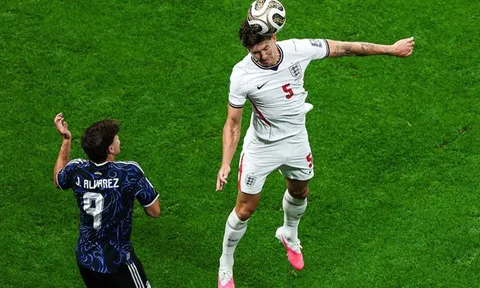 Liverpool cần nhảy vào cuộc đua giành John Stones