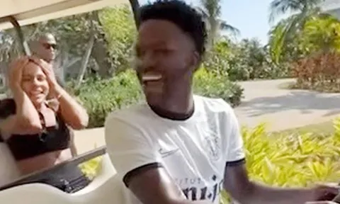 Vinicius Junior đâm xe golf vào bồn hoa khiến bạn gái cười ngất
